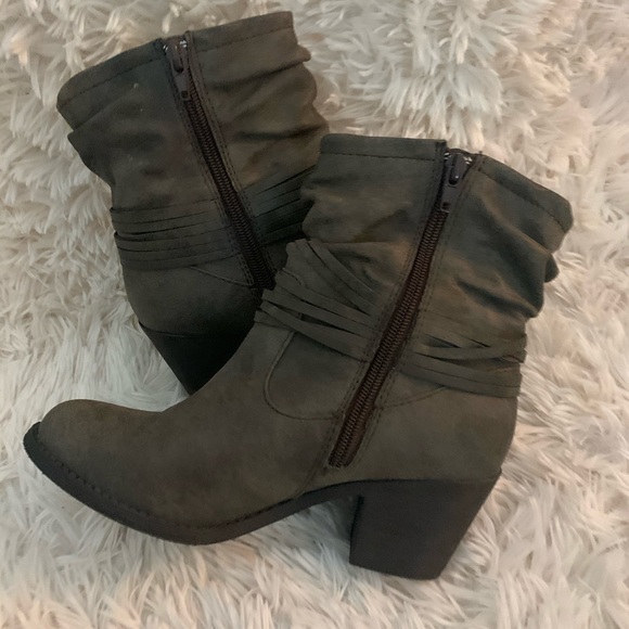 Taupe booties size 6.5 - Picture 3 of 6